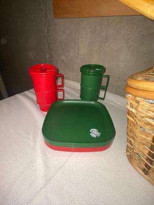 WOVEN, LINED PICNIC BASKET WITH PLASTIC DINNERWARE
