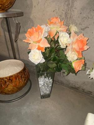 METAL PLANT STAND, 2 FLOWER POTS AND A GLASS VASE WITH FAUX ROSES