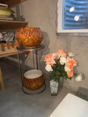 METAL PLANT STAND, 2 FLOWER POTS AND A GLASS VASE WITH FAUX ROSES