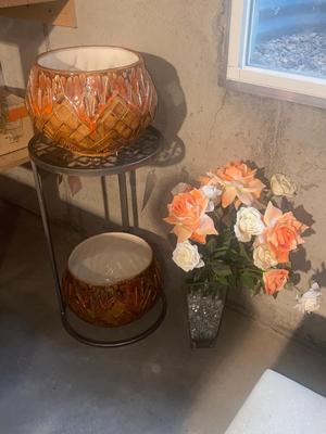 METAL PLANT STAND, 2 FLOWER POTS AND A GLASS VASE WITH FAUX ROSES