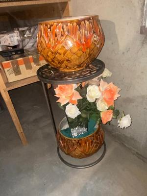 METAL PLANT STAND, 2 FLOWER POTS AND A GLASS VASE WITH FAUX ROSES