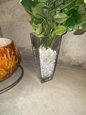 METAL PLANT STAND, 2 FLOWER POTS AND A GLASS VASE WITH FAUX ROSES