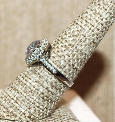 Size 7½ Marked .925 Hexagon Brilliant Nest Setting Ring with Clear Round Main Stone on a Silver Band (4.0g)