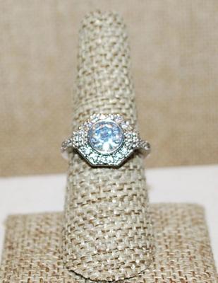 Size 7½ Marked .925 Hexagon Brilliant Nest Setting Ring with Clear Round Main Stone on a Silver Band (4.0g)