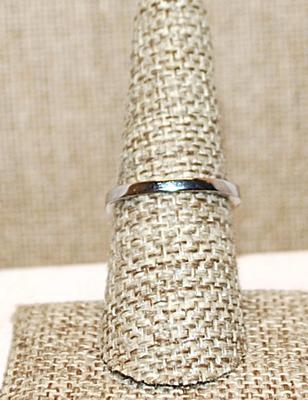 Size 7½ Marked .925 Hexagon Brilliant Nest Setting Ring with Clear Round Main Stone on a Silver Band (4.0g)