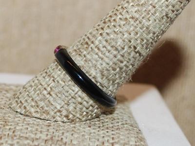 Size 10 BLACK Enamel Ring with Single Round Deep RED Stone on a Silver Tone Band (2.6g)