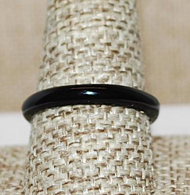 Size 10 BLACK Enamel Ring with Single Round Deep RED Stone on a Silver Tone Band (2.6g)