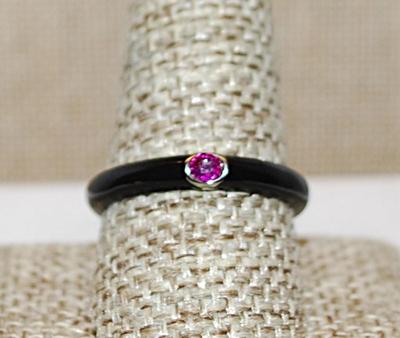 Size 10 BLACK Enamel Ring with Single Round Deep RED Stone on a Silver Tone Band (2.6g)