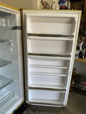 WHIRLPOOL UPRIGHT FREEZER