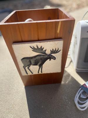 PELONIS SPACE HEATER WOODEN WASTE BASKET WITH CERAMIC MOOSE, TEAC AM/FM RADIO, MINI MAID VACUUM CLEANER AND MORE