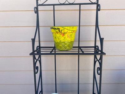 PATIO BAKERS RACK, SEVERAL PLANTERS