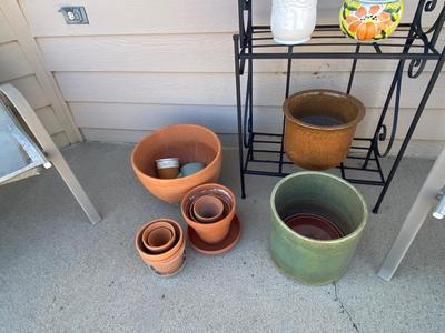 PATIO BAKERS RACK, SEVERAL PLANTERS