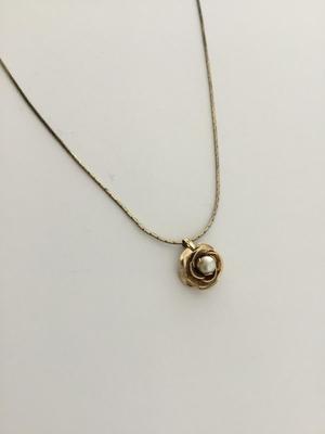 Beautiful unmarked gold tone flower pendant necklace