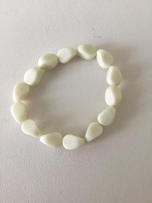 White fashion stretchy bracelet