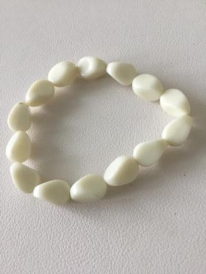 White fashion stretchy bracelet