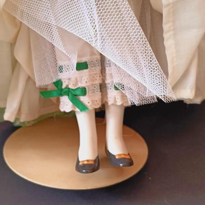 LOT 11: Franklin Mint Heirloom Gone with the Wind 19" and 12" Dolls