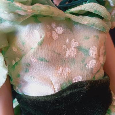 LOT 11: Franklin Mint Heirloom Gone with the Wind 19" and 12" Dolls