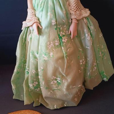 LOT 11: Franklin Mint Heirloom Gone with the Wind 19" and 12" Dolls