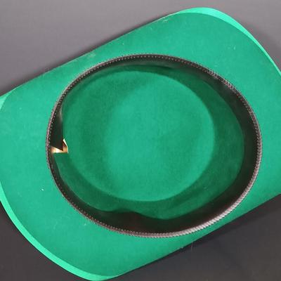 LOT 20: Vintage Green 100% Wool St. Patrick's Day Top Hat w/ Franklin Mint 'An Irish Blessing' Plate