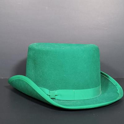 LOT 20: Vintage Green 100% Wool St. Patrick's Day Top Hat w/ Franklin Mint 'An Irish Blessing' Plate