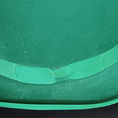 LOT 20: Vintage Green 100% Wool St. Patrick's Day Top Hat w/ Franklin Mint 'An Irish Blessing' Plate