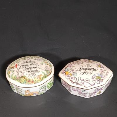 LOT 22: Franklin Mint 1984 Set of (6) 'World's Most Romantic Love Songs' Music Boxes