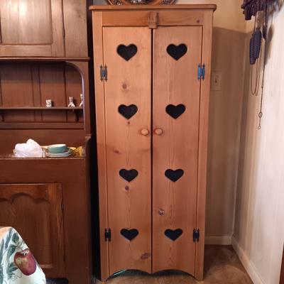 LOT 26: Country Primitive 5ft Pine Wood Cabinet