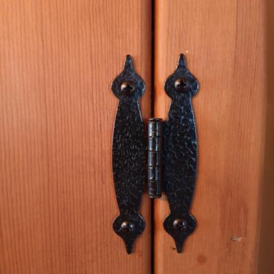 LOT 26: Country Primitive 5ft Pine Wood Cabinet