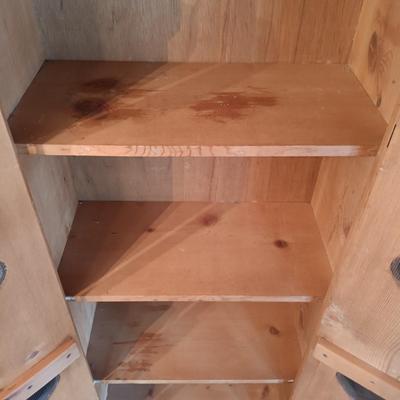 LOT 26: Country Primitive 5ft Pine Wood Cabinet