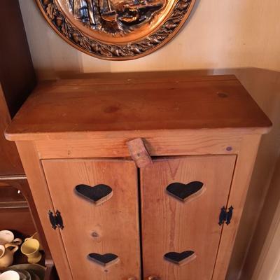 LOT 26: Country Primitive 5ft Pine Wood Cabinet