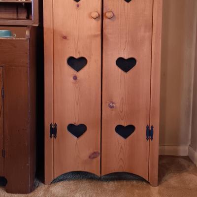 LOT 26: Country Primitive 5ft Pine Wood Cabinet