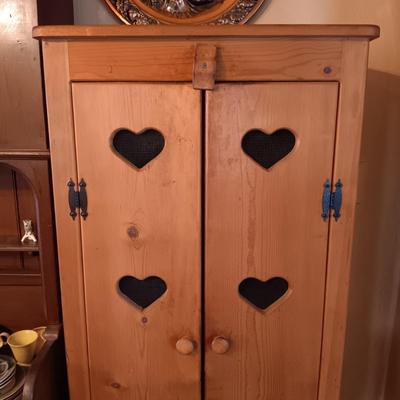 LOT 26: Country Primitive 5ft Pine Wood Cabinet