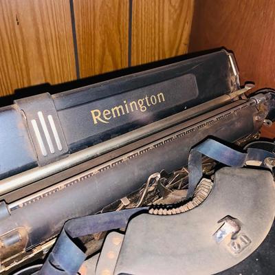 LOT 42: Vintage/Antique Remington Noiseless Typewriter