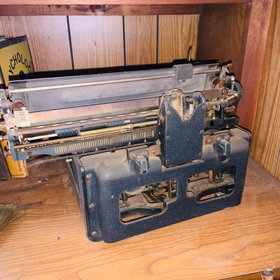 LOT 42: Vintage/Antique Remington Noiseless Typewriter