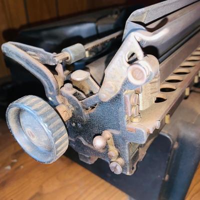 LOT 42: Vintage/Antique Remington Noiseless Typewriter