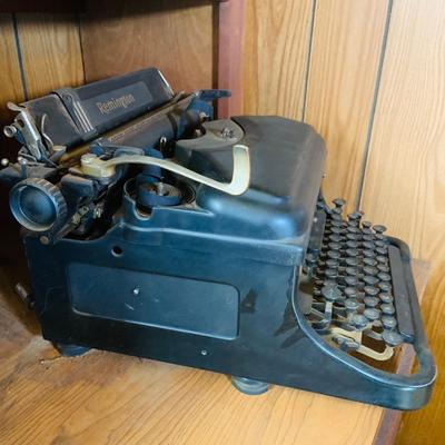 LOT 42: Vintage/Antique Remington Noiseless Typewriter