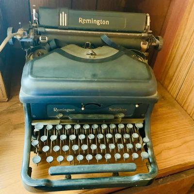 LOT 42: Vintage/Antique Remington Noiseless Typewriter