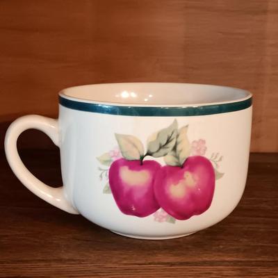 LOT 175: Large Collection of Apple Themed Kitchenware and Decor