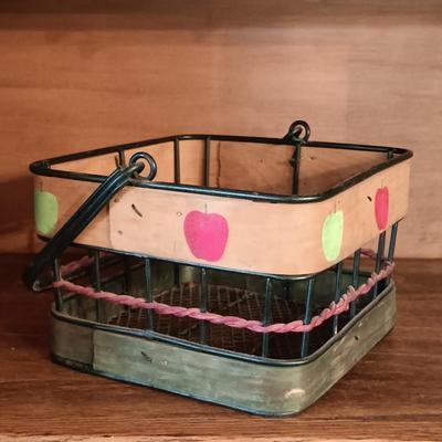 LOT 175: Large Collection of Apple Themed Kitchenware and Decor