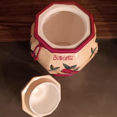 LOT 175: Large Collection of Apple Themed Kitchenware and Decor