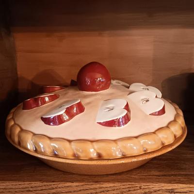 LOT 175: Large Collection of Apple Themed Kitchenware and Decor