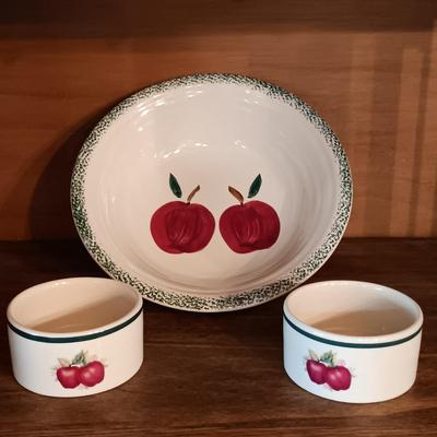 LOT 175: Large Collection of Apple Themed Kitchenware and Decor
