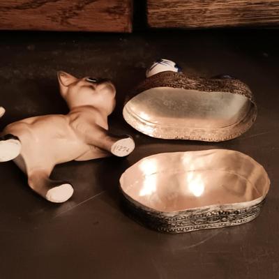 LOT 181: Large Collection of Cat-Themed Decor