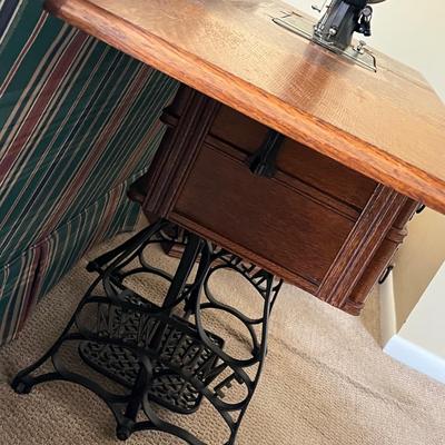 LOT 72F: Antique New Home Sewing Machine w/ Table and Cover