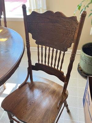 LOT 76K: Kitchen / Dining Claw-Foot Table w/ 6 Chairs