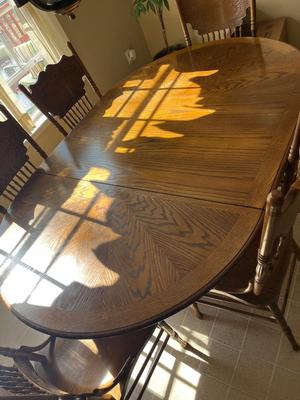 LOT 76K: Kitchen / Dining Claw-Foot Table w/ 6 Chairs