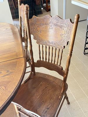 LOT 76K: Kitchen / Dining Claw-Foot Table w/ 6 Chairs