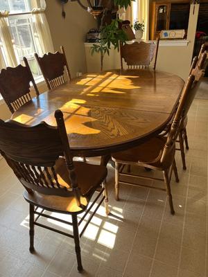 LOT 76K: Kitchen / Dining Claw-Foot Table w/ 6 Chairs