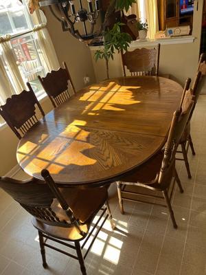 LOT 76K: Kitchen / Dining Claw-Foot Table w/ 6 Chairs