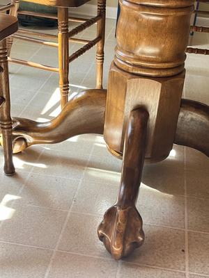 LOT 76K: Kitchen / Dining Claw-Foot Table w/ 6 Chairs